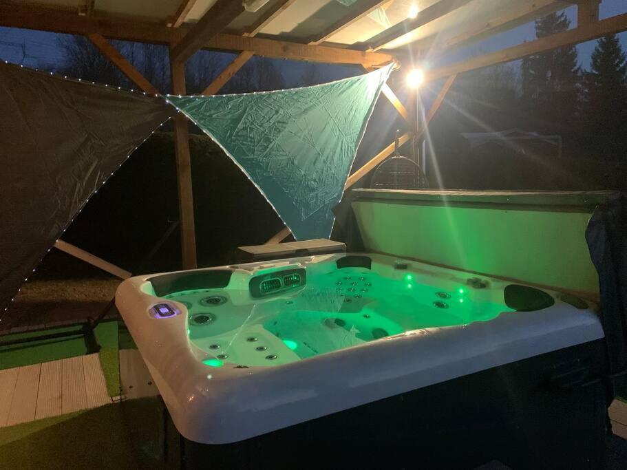Chalet 2 Personnes Avec Jacuzzi Et Piscine Saisonniere Partagee Corcieux Buitenkant foto
