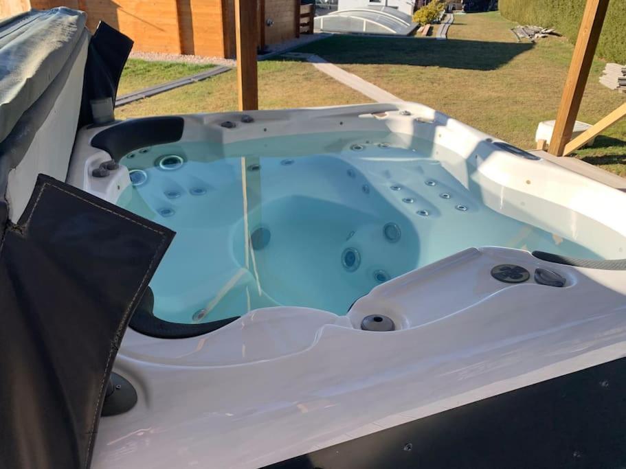 Chalet 2 Personnes Avec Jacuzzi Et Piscine Saisonniere Partagee Corcieux Buitenkant foto