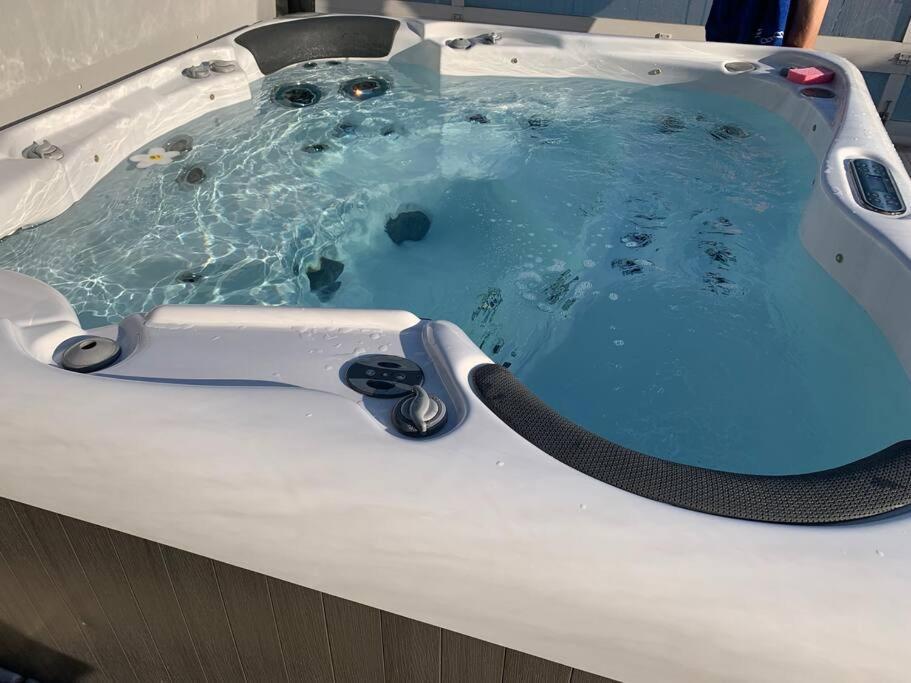 Chalet 2 Personnes Avec Jacuzzi Et Piscine Saisonniere Partagee Corcieux Buitenkant foto